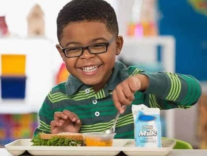 kid eating school lunch 孩子吃学校午餐