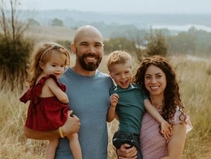 Army veteran Bethany May with her family 退伍军人贝瑟尼·梅和她的家人