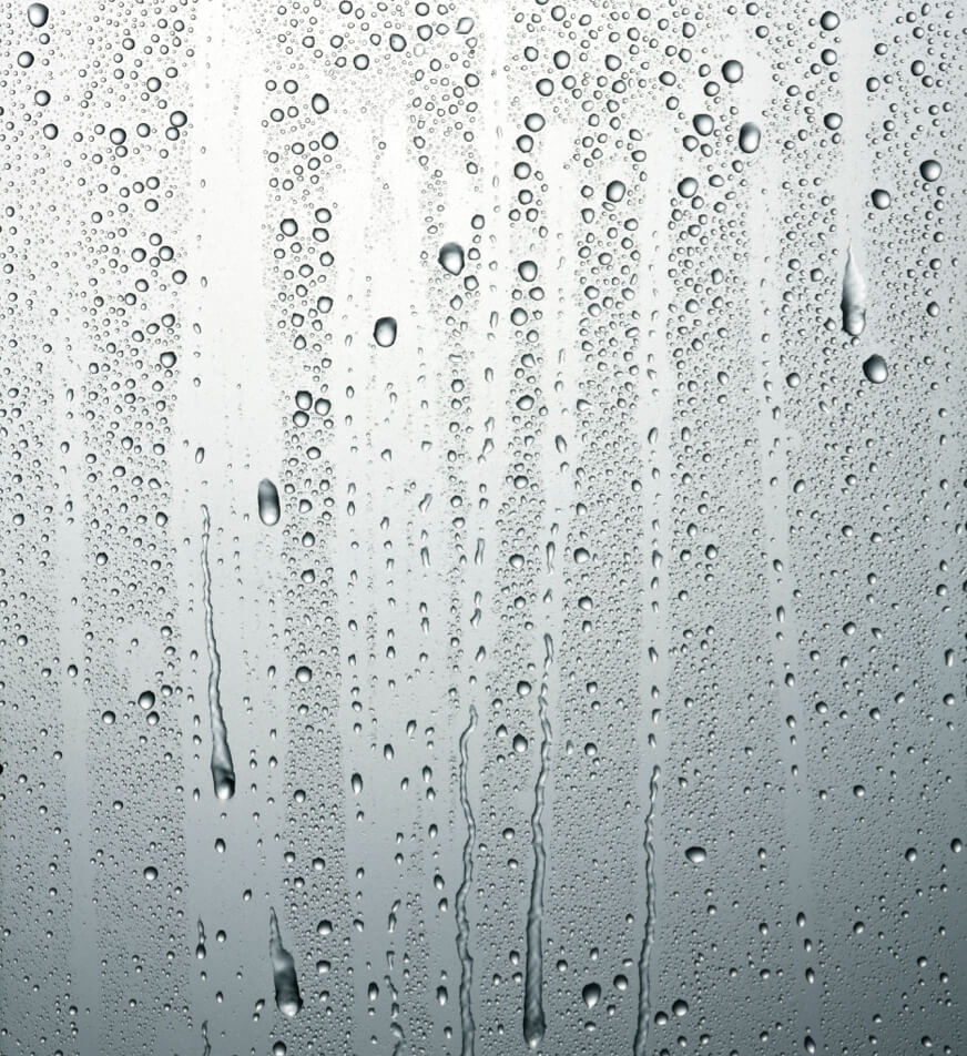 雨滴从光滑的表面滴落。