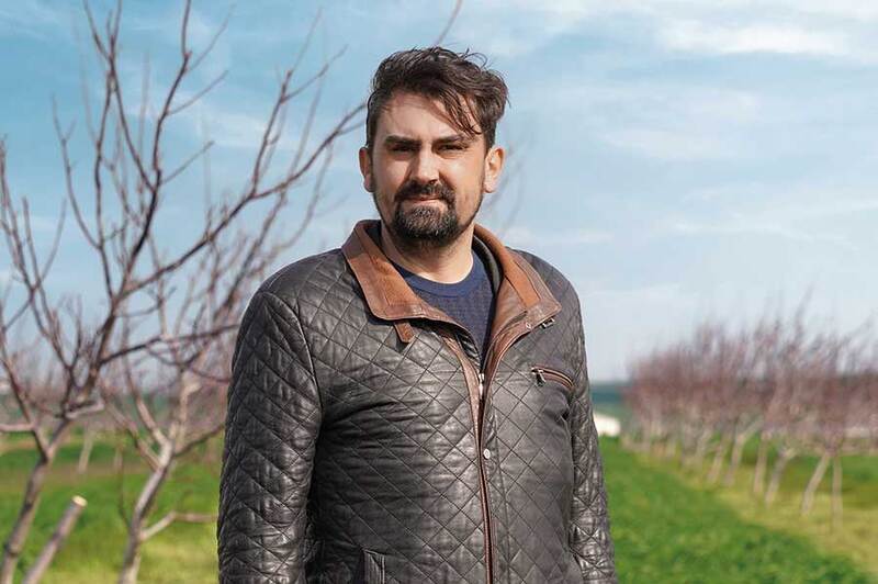 İlker Sigo - clover and sunflower farmer in the Balikesir neighborhood in Türkiye İlker Sigo-图尔基耶Balikesir社区的苜蓿和向日葵农民