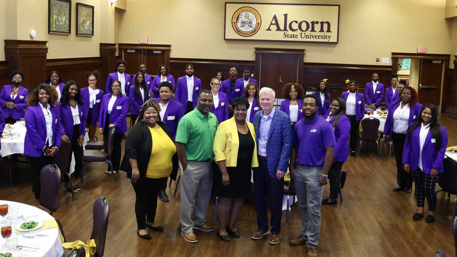 Cargill CEO Brian Sikes standing with a group of THRIVE program participants in purple blazers at Alcorn State University. 在奥尔康州立大学,凤凰彩票首席执行官布莱恩·赛克斯与一群穿着紫色运动夹克的THRIVE项目参与者站在一起。