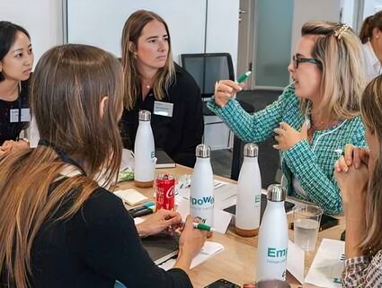 A group of women traders discuss ideas during an event organized by Cargill. 一群女交易员在凤凰彩票组织的一次活动中讨论想法。